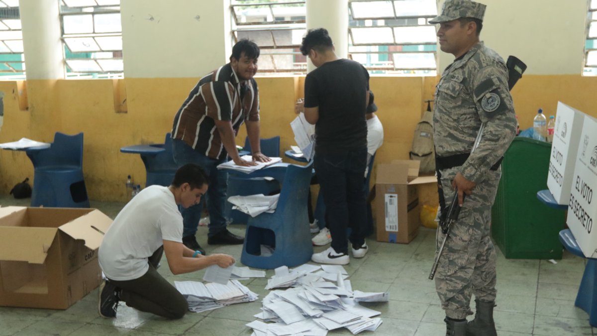 Inicia el conteo de votos de la consulta popular