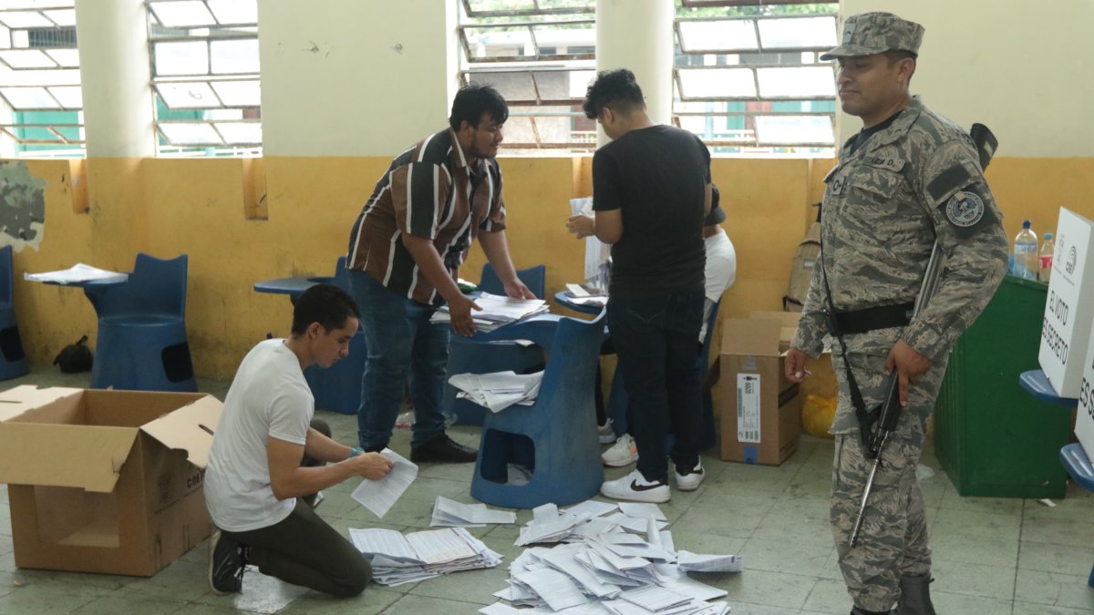 Inicia el conteo de las votaciones de la Consulta Popular.