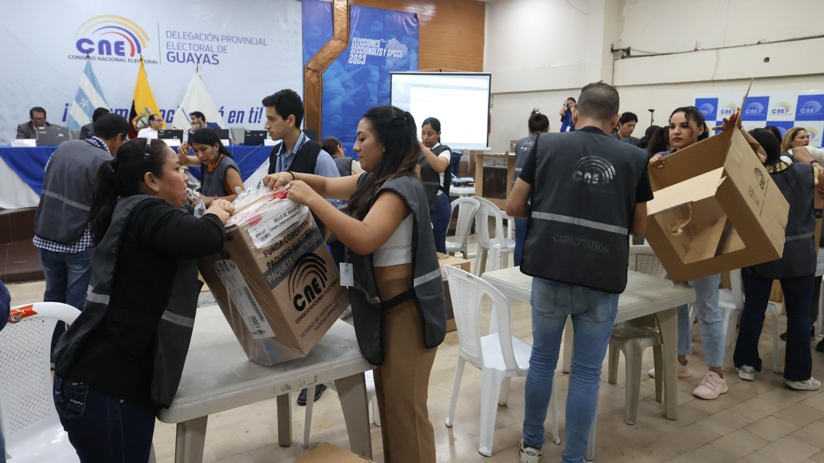 El CNE comienza a recibir las papeletas y las actas.