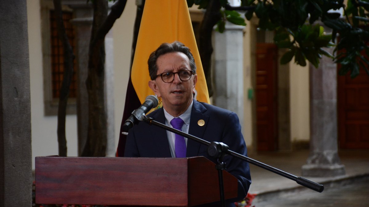 Roberto Izurieta en rueda de prensa