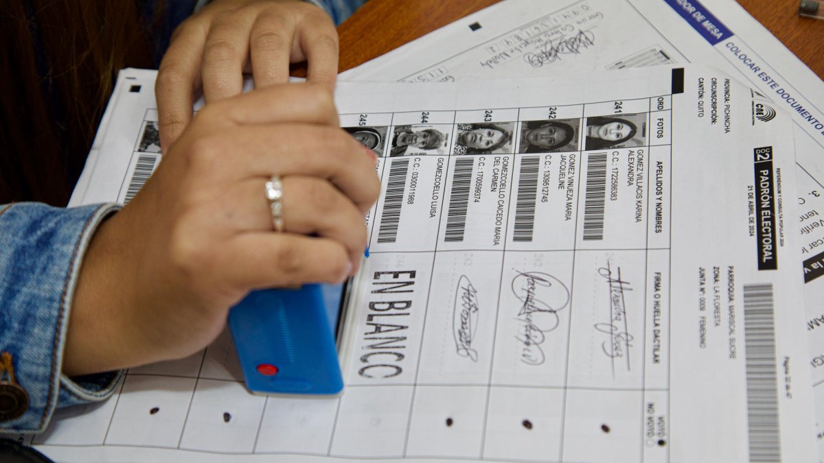Personas inician el conteo de la votación del referéndum este domingo en Quito (Ecuador).