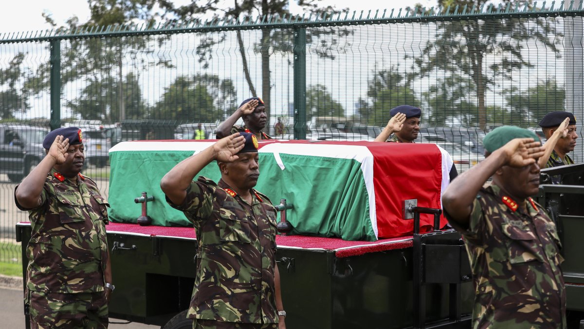 Personal militar de Kenia marchó en honor al jefe de sus Fuerzas Militares.