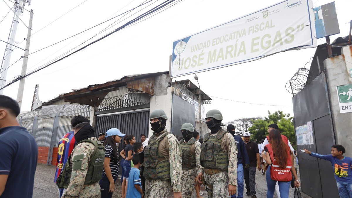 Resguardo. Efectivos de las Fuerzas Armadas custodiaron los recintos electorales en el sur de Guayaquil, una de las zonas con mayor índice de violencia.