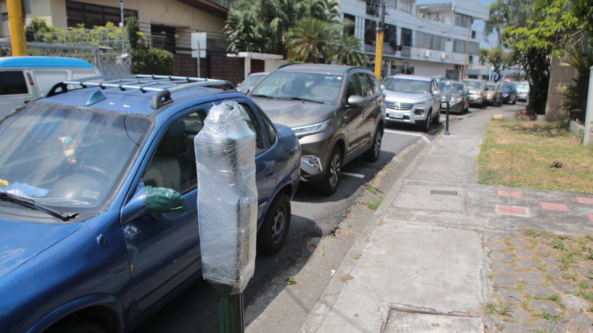 Objetos. Nueve parquímetros han sido instalados en un tramo de la calle Cedros.