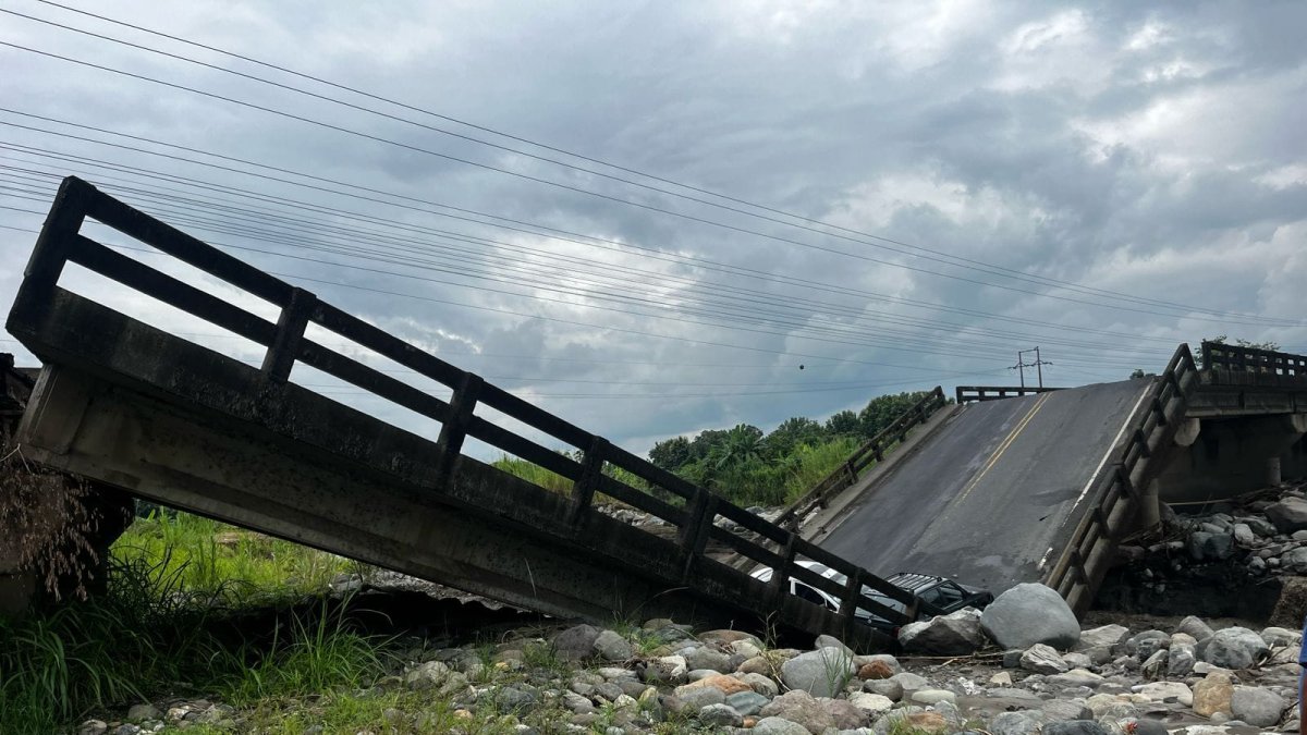 Cuatro personas resultaron heridas producto del colapso de un puente en el cantón La Troncal, en Cañar.