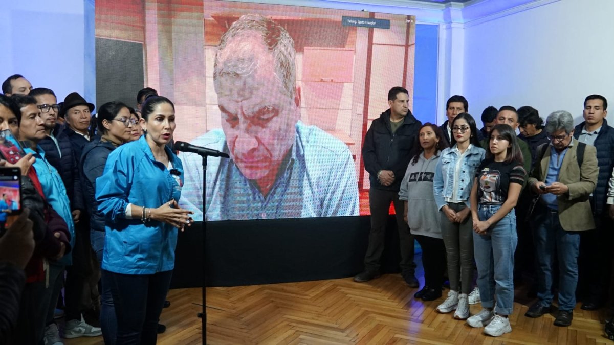 Luisa González, en Quito, y Rafael Correa, a través de una videollamada, hablaron sobre los resultados preliminares de la consulta.
