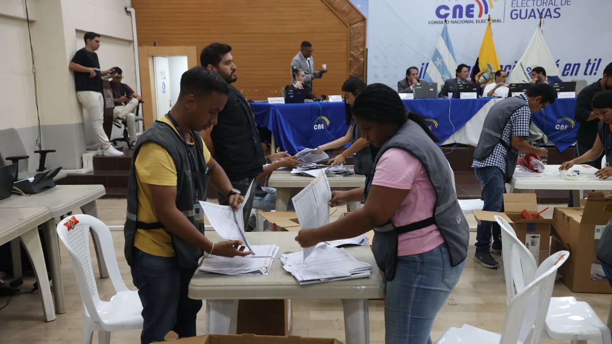El escrutinio de las personas privadas de libertad y del programa voto en casa se dio esta tarde en CNE Guayas.