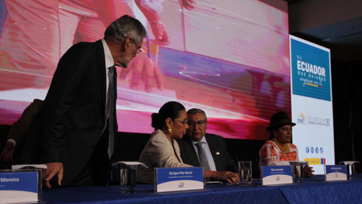 Las autoridades durante el conteo rápido de las 22:00.