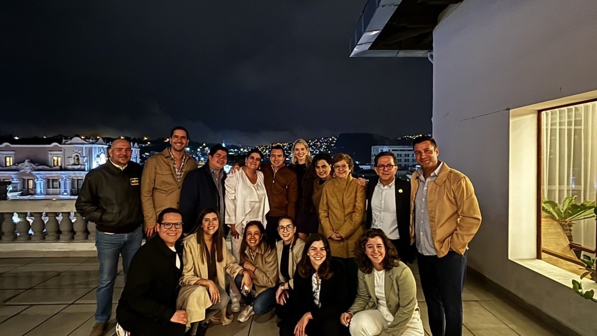 Noboa festejó los resultados de la consulta con ministros de su Gabinete, entre ellos, Michele Sensi Contugi (primero a la derecha).