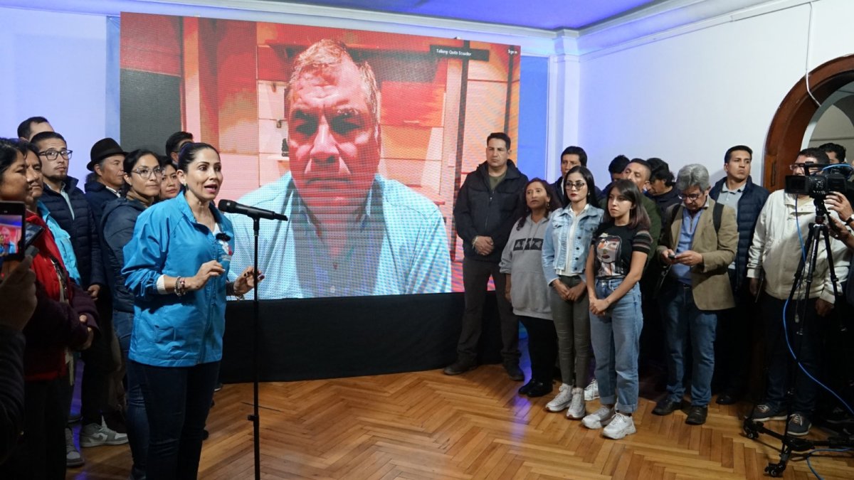 Correístas. En la rueda de prensa para cantar victoria, a Rafael Correa nomás le faltaba echarse a llorar.