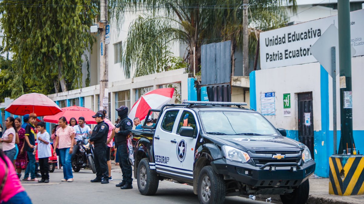 GUAYAUniformados vigilaron los recintos electorales en Guayaquil