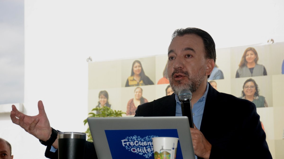 Pabel Muñoz durante uno de sus programas de Frecuencia Quiteña