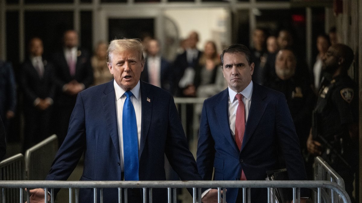El expresidente de EE.UU. y posible candidato presidencial republicano, Donald Trump (i) y su abogado Todd Blanche en New York