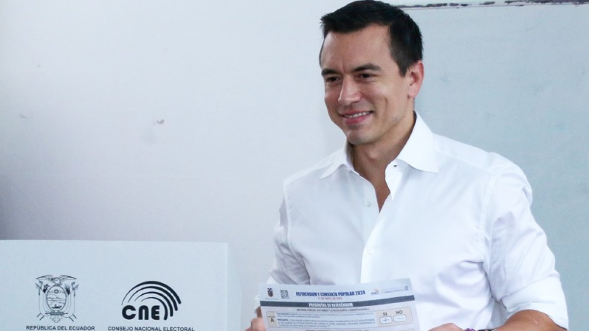 El presidente Daniel Noboa en las votaciones en Olón.