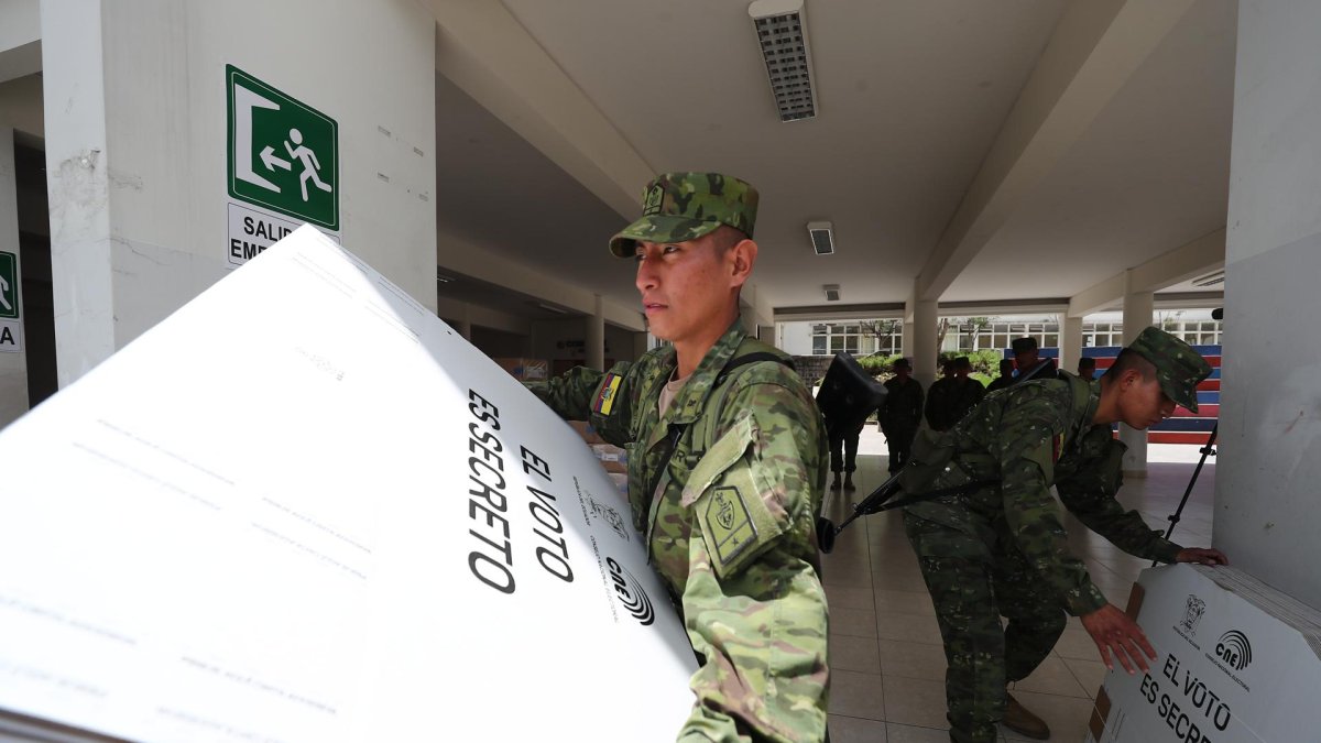 Soldados ecuatorianos mientras desplegaban material logístico para la realización de las votaciones del referéndum y consulta popular.