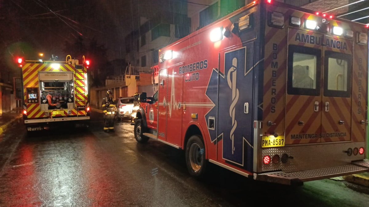 Personal del Cuerpo de Bomberos acudió al sitio para atender la emergencia.