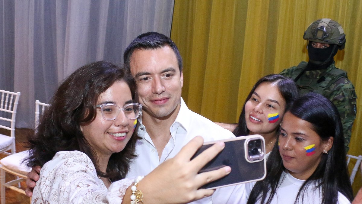 El Presidente, Daniel Noboa Azin, sosostuvo un conversatorio con jóvenes de la provincia del Guayas, el 18 de abril.