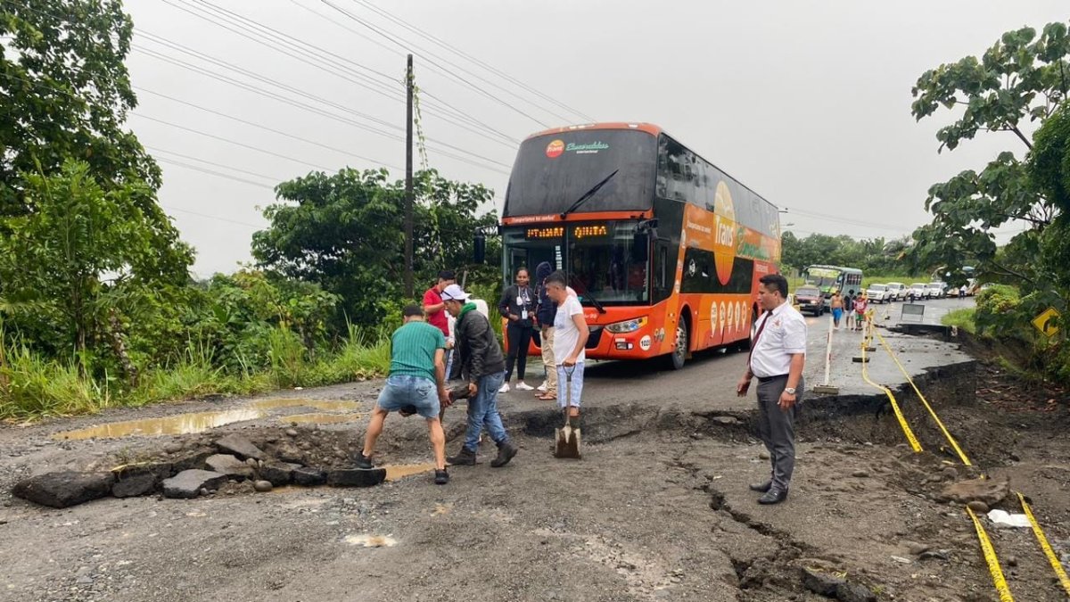 Personal de la Policía Nacional se encuentra en el lugar, realizando labores de control del tráfico.