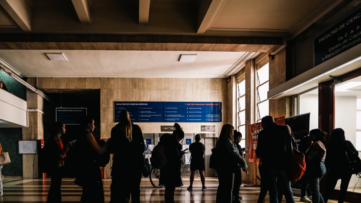 Jóvenes asisten a la Universidad de Medicina la cual se encuentra a oscuras por falta de presupuesto, el 19 de abril de 2024 en Buenos Aires