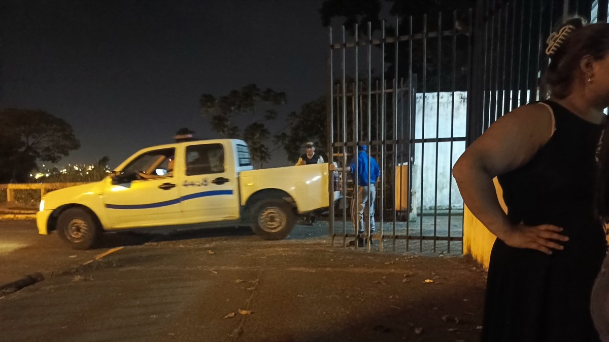 La Policía dijo que la escena del crimen había sido alterada por los familiares de las víctimas.