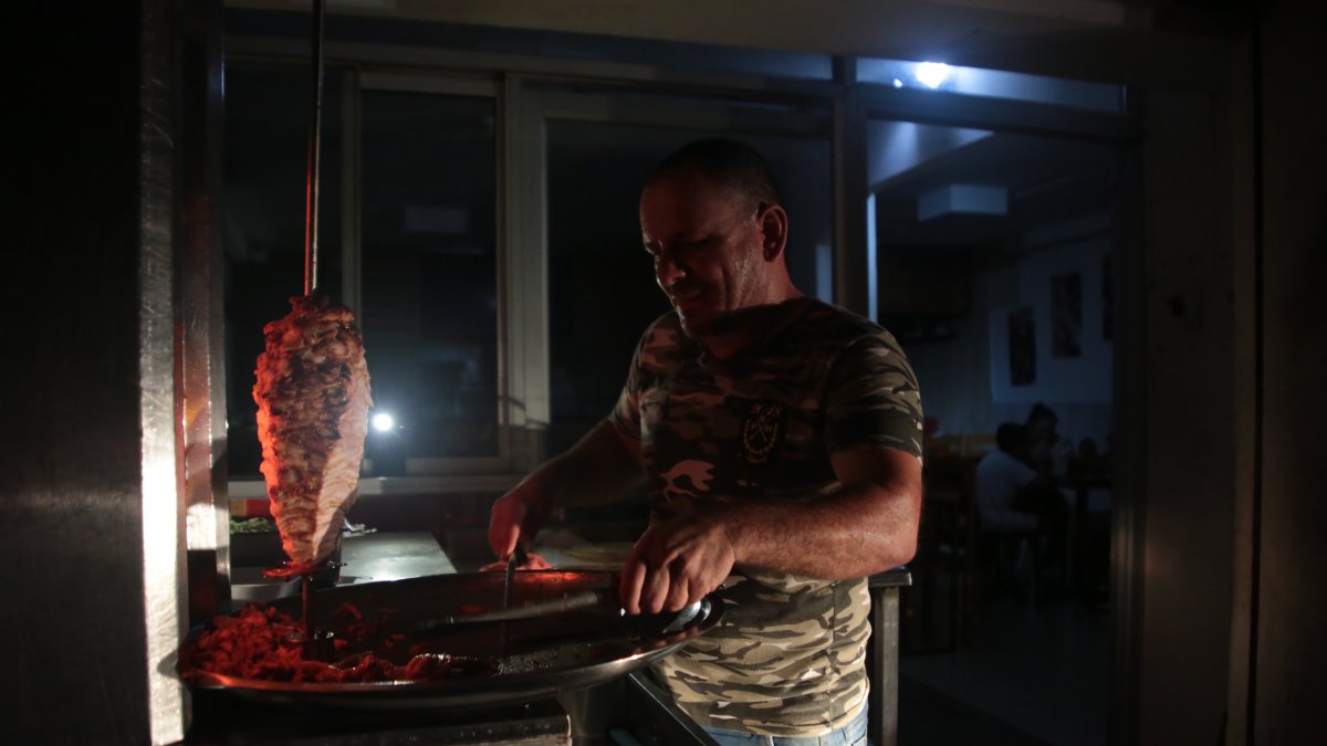 Imaginación. Los comerciantes han tenido que ingeniárselas para seguir vendiendo sus productos. Unos invierten en generadores, otros en focos de emergencia y hasta los faros de los autos suman.