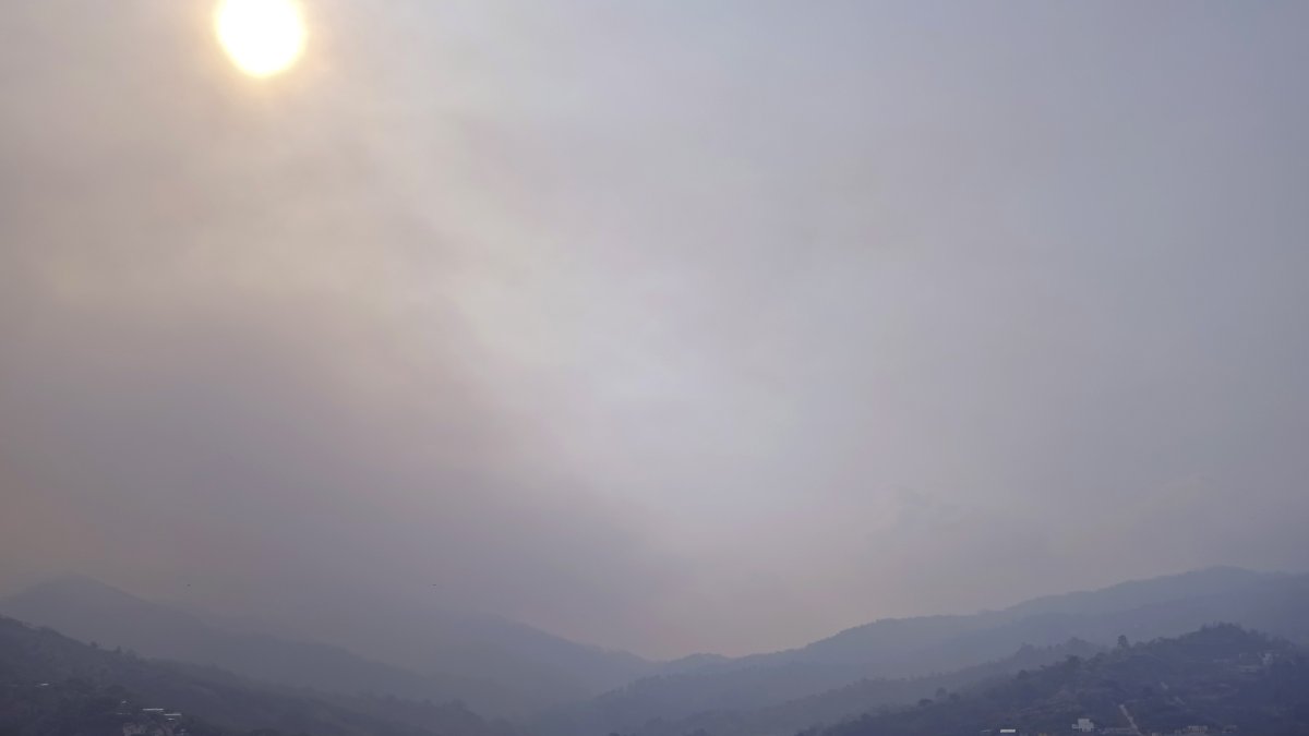 Una capa de humo causada por incendios forestales este 22 de abril en un sector de Tegucigalpa (Honduras)