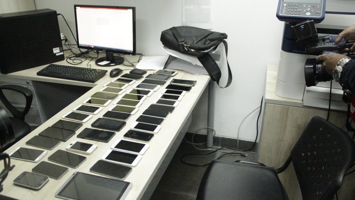 Control.- Un grupo de celulares robados y recuperados.