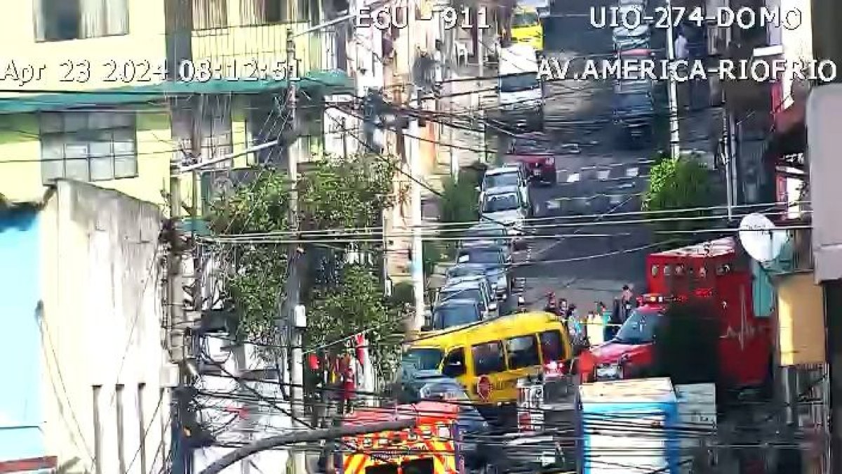 La furgoneta escolar quedó detrás del auto, luego del choque. Foto: Cortesía ECU 911