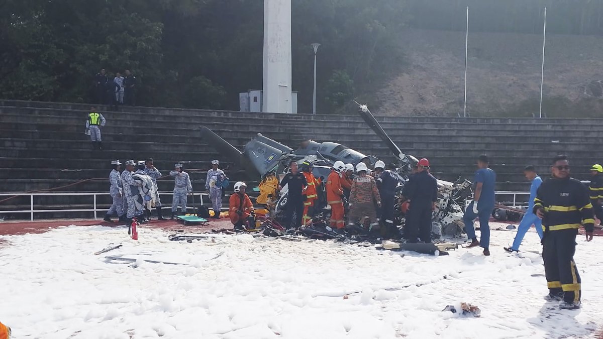 Los equipos de emergencia de Malasia tratan de recuperar los cadáveres de los fallecidos a raíz del accidente de dos helicópteros de la Marina.