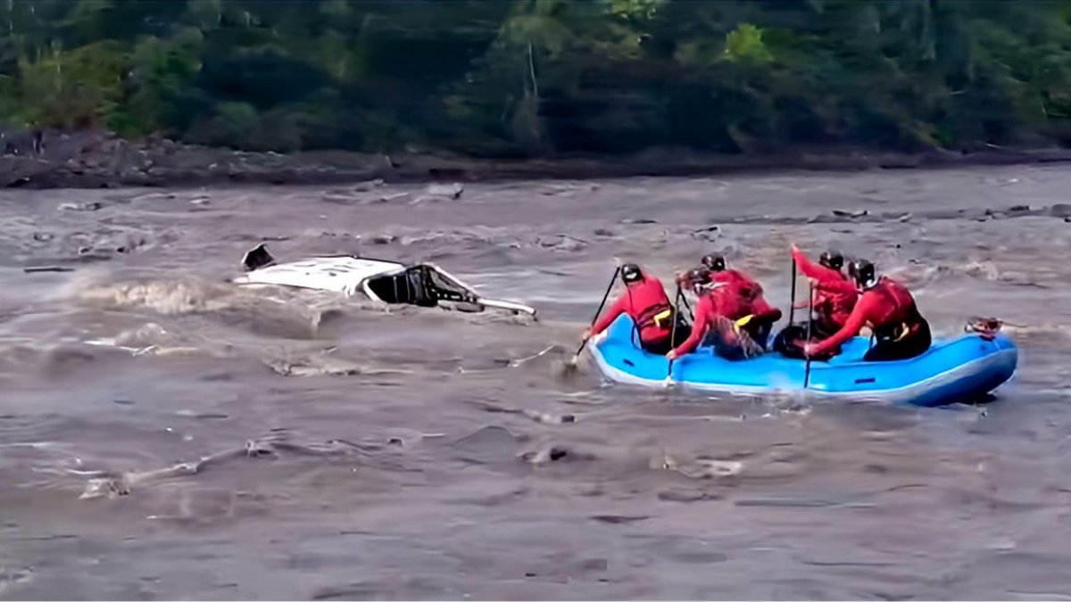 Una camioneta fue arrastrada por la corriente del río Upano cuando transitaba por el puente San Juan y este cayera al afluente.