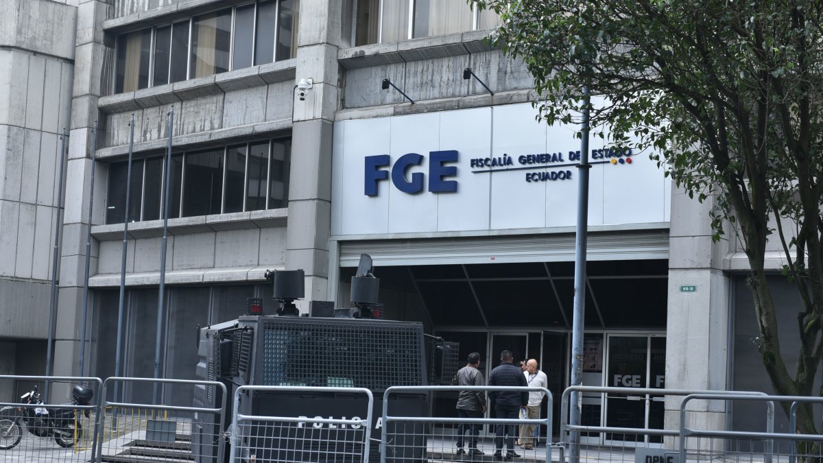 Vehículos blindados y agentes de la Policía resguardan el edificio de la Fiscalía en Quito.