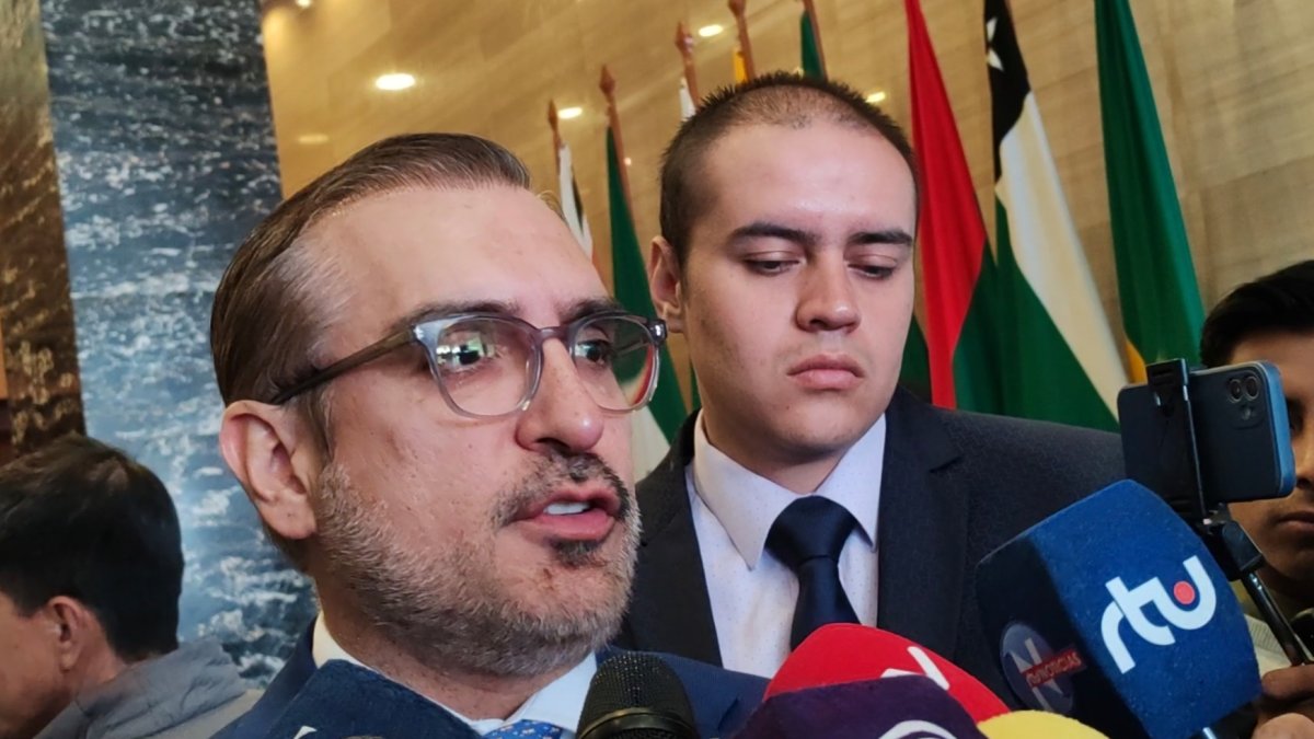 El jefe de la bancada del PSC dice que no se deben confundir las visiones ideológicas con la agenda legislativa.