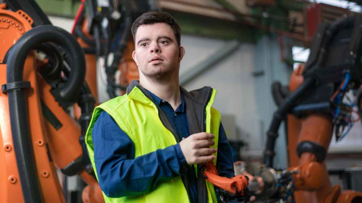 los empleadores, tanto del sector público como del privado, que cuenten con un mínimo de veinticinco trabajadores, deben contratar al menos a una persona con discapacidad