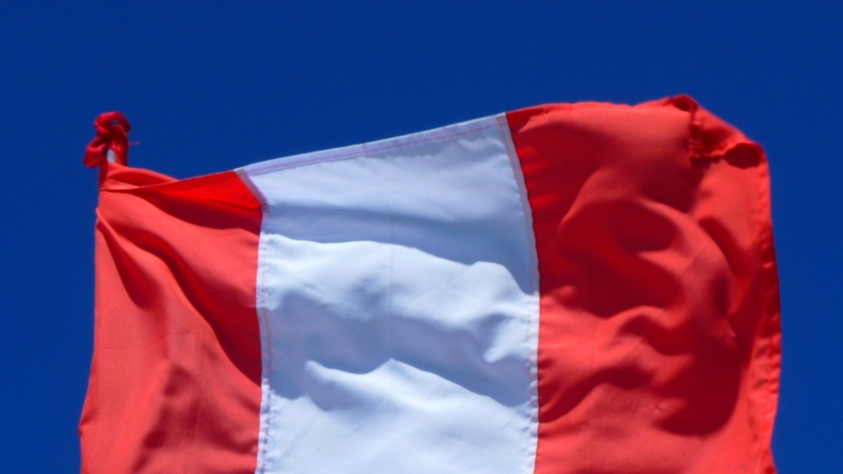 Imagen referencial de la bandera peruana