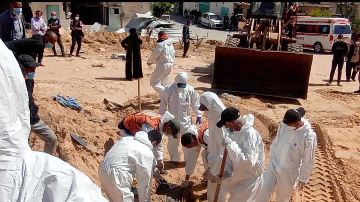 Los equipos médicos y de rescate han recuperado los cuerpos de al menos 50 personas enterradas en una fosa común en el hospital Naser de Jan Yunis