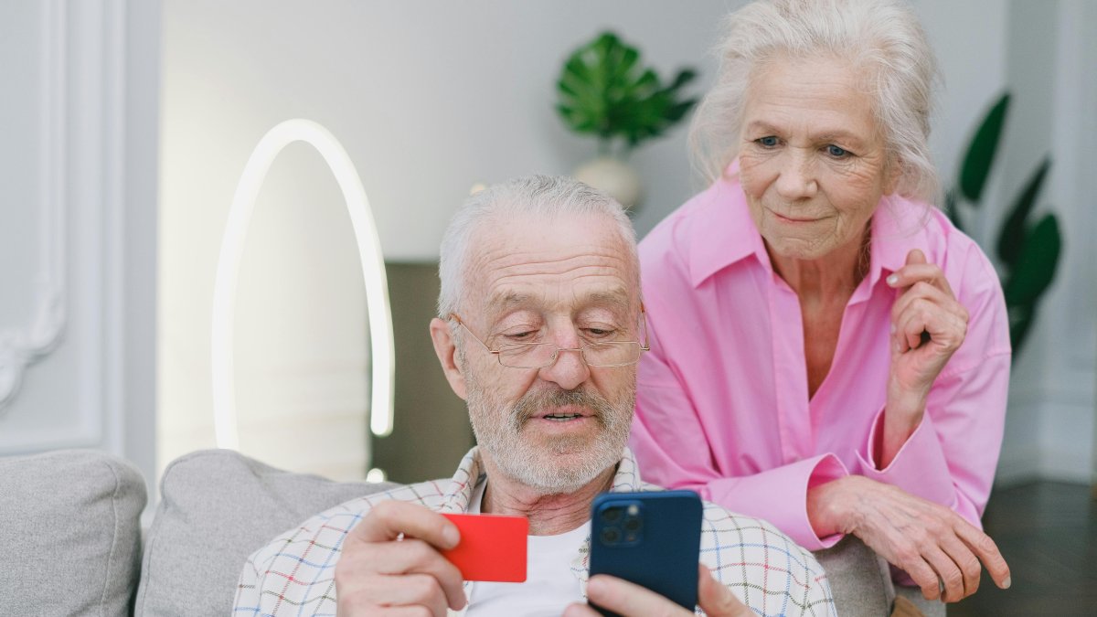 Adultos mayores revisando su móvil