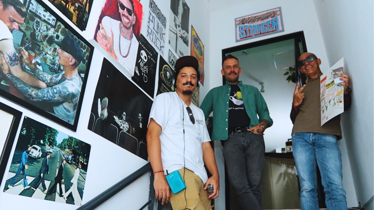 El comunicador Jimmy Sáenz de Viteri, junto al artista Chimo Solórzano y el productor Jaime Carrillo en Love Tattoo, sede del Record Store Day Ecuador 2024.