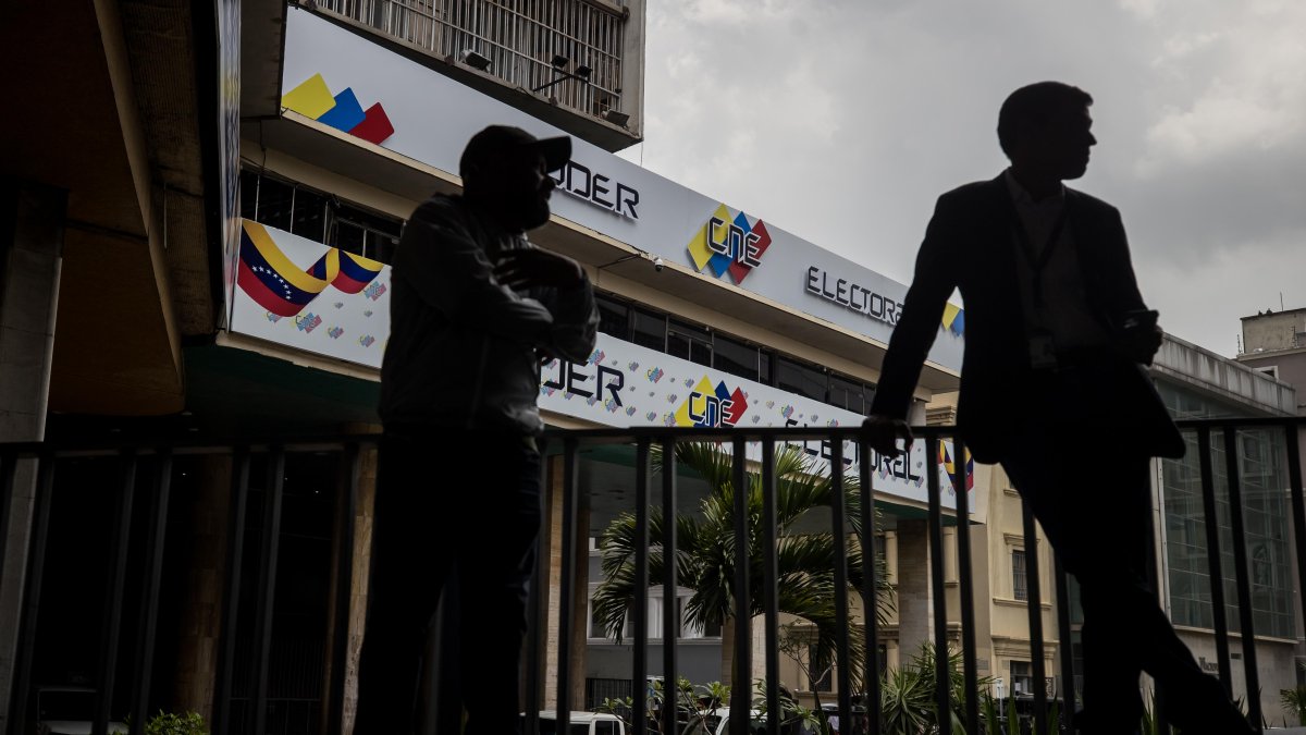 Periodistas permanecen en las inmediaciones de la sede principal del Consejo Nacional Electoral este 23 de abril de 2024, en Caracas (Venezuela).