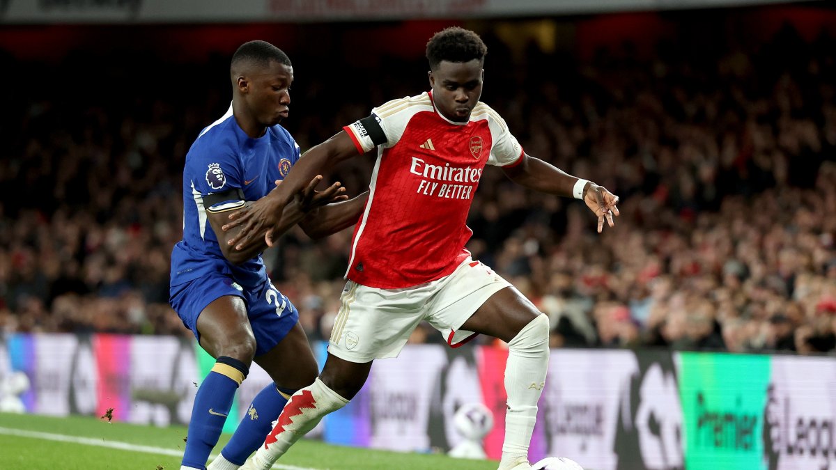 Moisés Caicedo (i), de Chelsea, defiende ante Bukayo Saka de Arsenal.