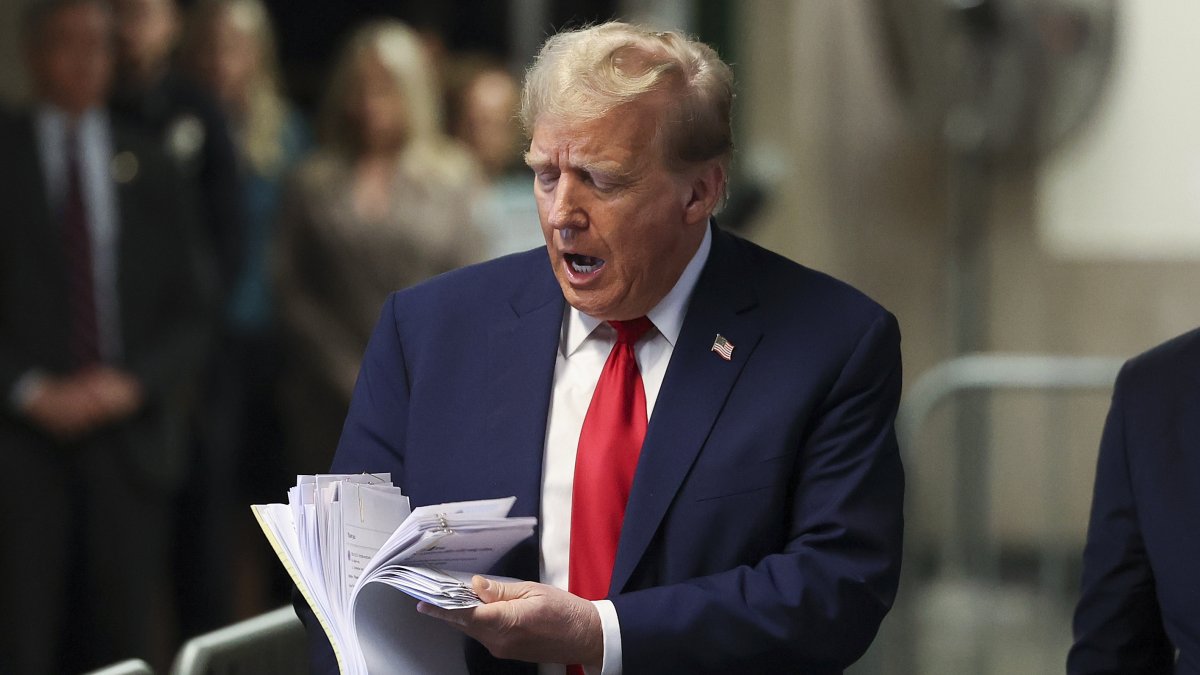 El expresidente estadounidense Donald Trump en su juicio por supuestamente encubrir pagos de dinero de silencio vinculados a relaciones extramatrimoniales, este 23 de abril de 2024.
