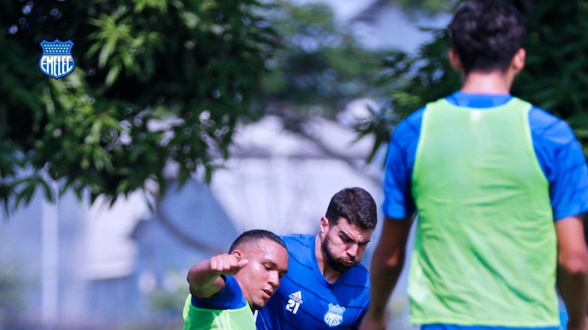 Cristhian Valencia (i) defiende la pelota en la práctica ante Alexander González