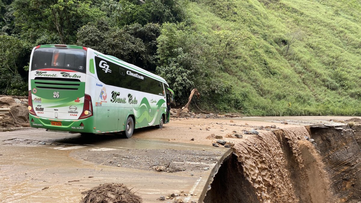 Vía Pallatanga-Cumandá. Al menos cuatro tramos de esta ruta, que enlaza ambos territorios, se han visto afectados por el daño.