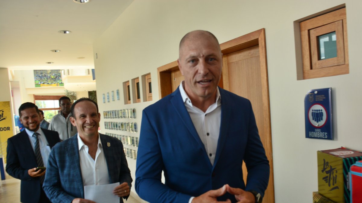 El exárbitro argentino Néstor Pitana (d) asumió la presidencia de la Comisión Nacional de Arbitraje el 27 de febrero