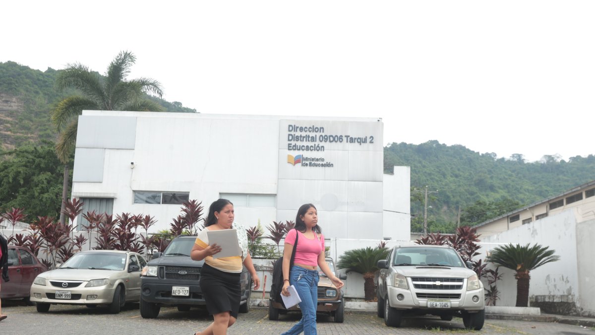 Una madre de familia y su hija acuden a un distrito educativo en Guayaquil para tramitar un traslado, este martes 23 de abril. Los apagones también afectan este trámite que es en línea.