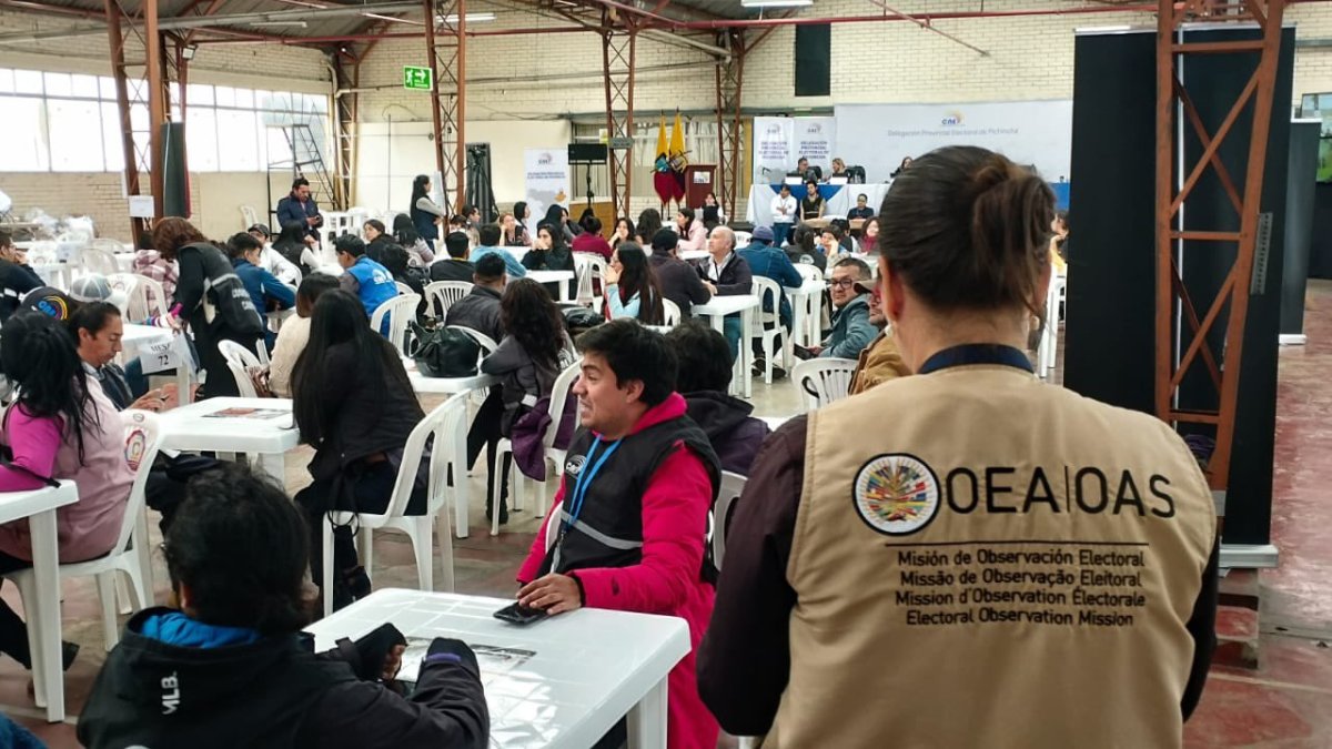 15 observadores internacionales de la OEA siguieron de cerca el proceso electoral de la consulta popular y refréndum en Ecuador.