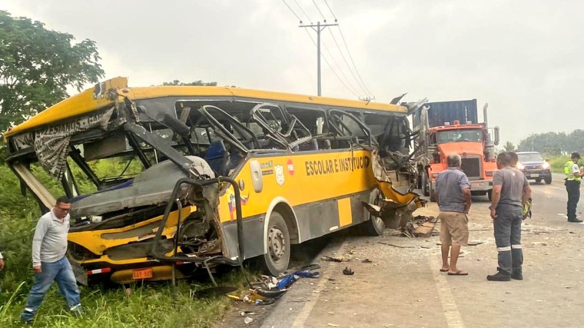En la vía a Naranjal así quedó uno de los buses involucrados en un accidente de tránsito este 24 de abril.