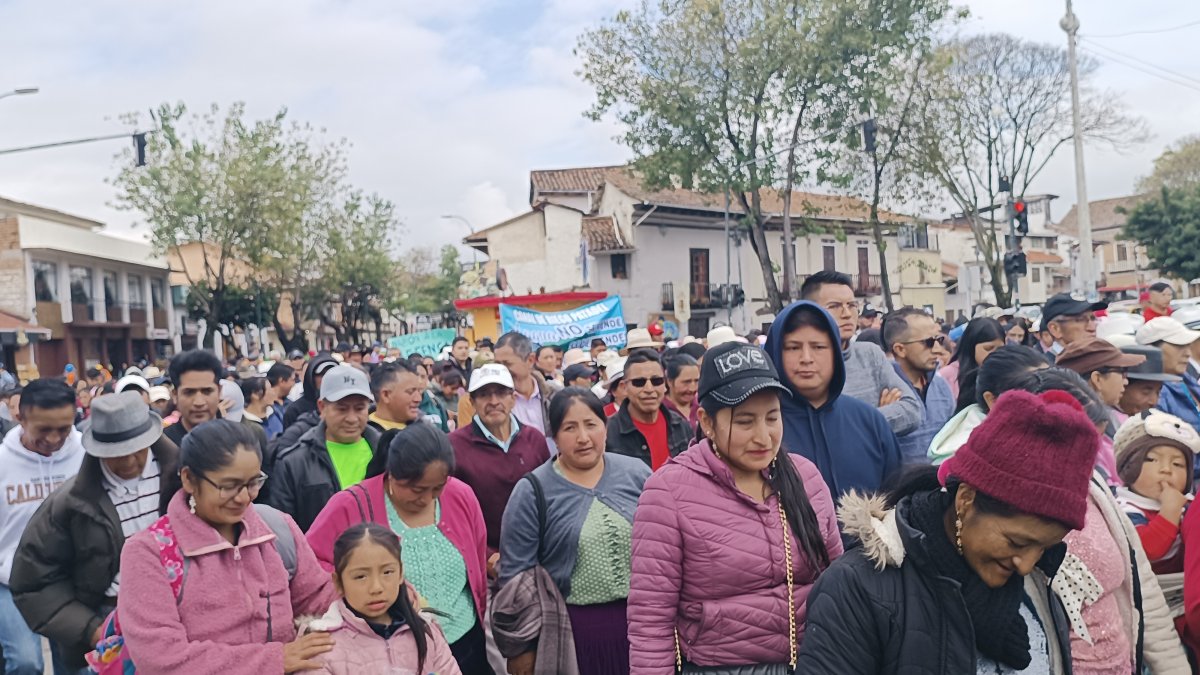 Decenas de comuneros de las zonas rurales de Azuay marcharon en contra de la actividad minera en las zonas de recarga hídrica de los ríos de la provincia.
