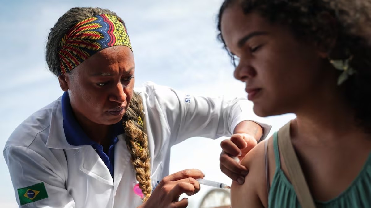 Una mujer recibe la vacuna Qdenga en un centro de salud de Río de Janeiro, Brasil, el 16 de febrero de 2024.