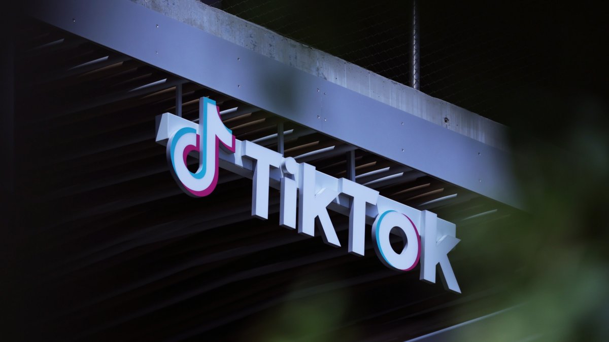 El logo de TikTok en Los Ángeles