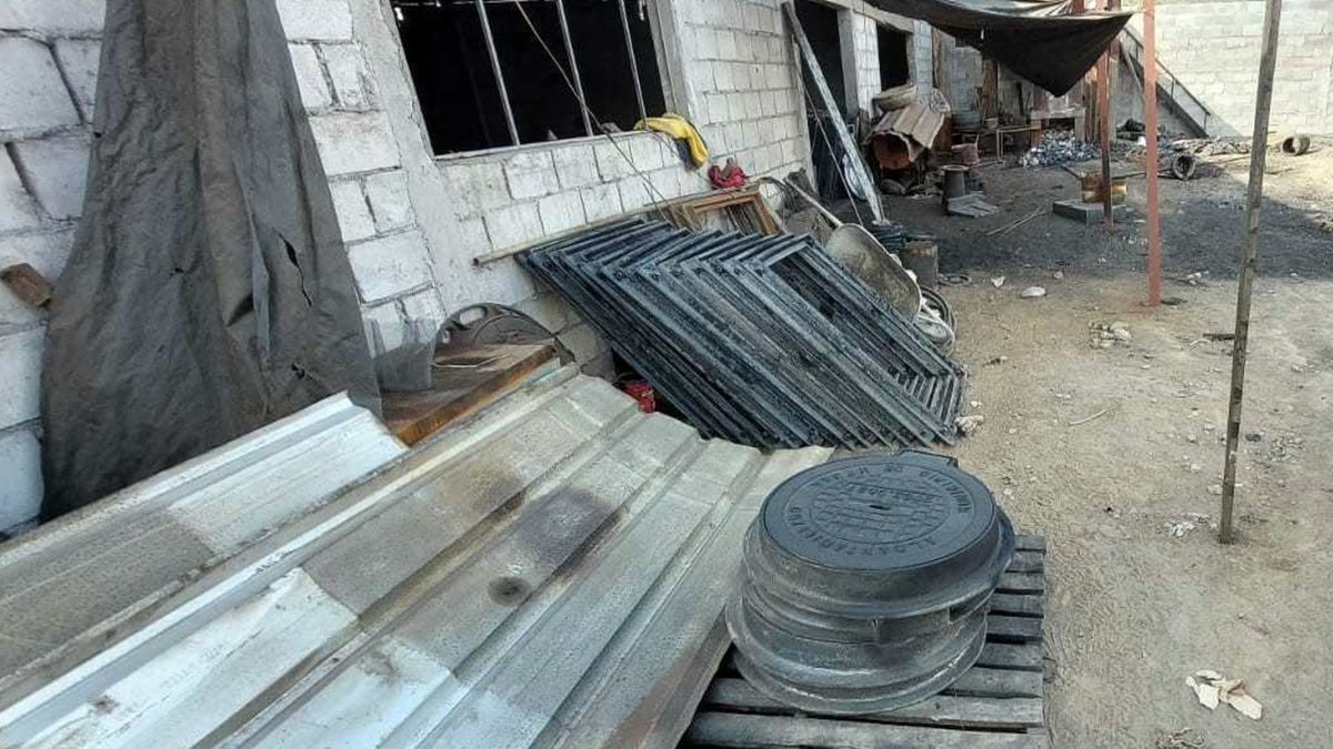 Las tapas metálicas estaban apiladas en el predio.